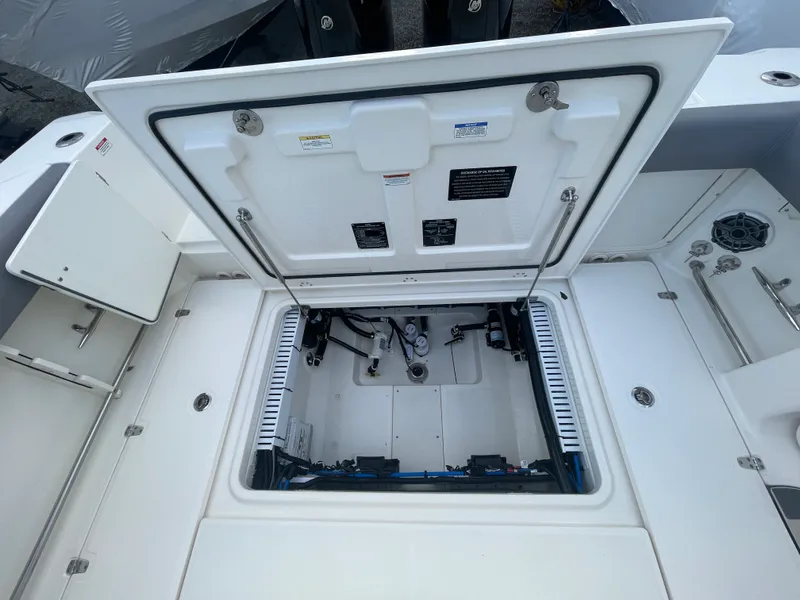 Slide: The Image of Boston Whaler 330 OUTRAGE 2025 - 10