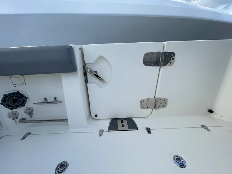 Slide: The Image of Boston Whaler 330 OUTRAGE 2025 - 11