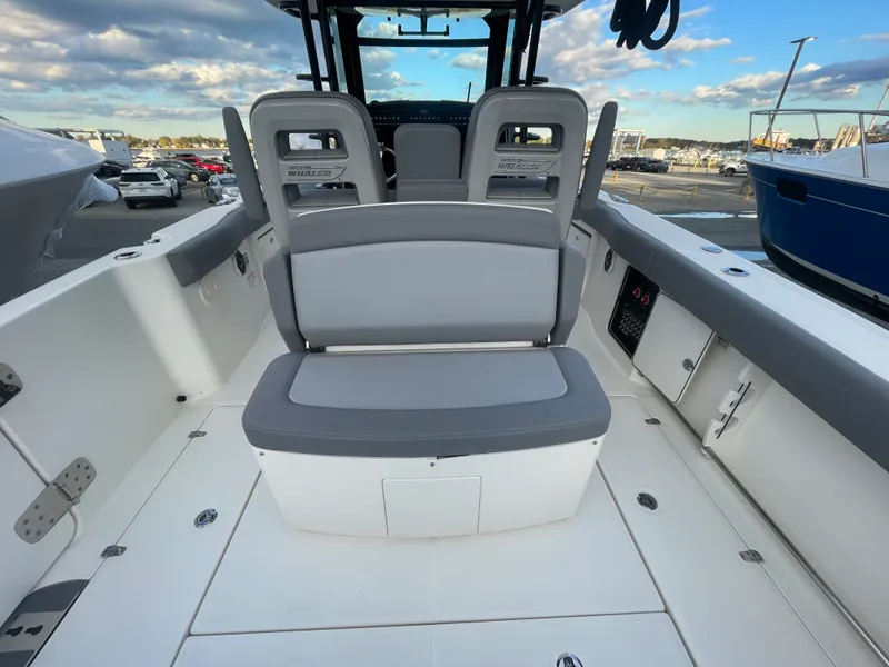 Slide: The Image of Boston Whaler 330 OUTRAGE 2025 - 12