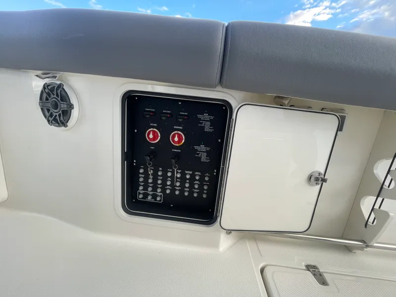 Slide: The Image of Boston Whaler 330 OUTRAGE 2025 - 14