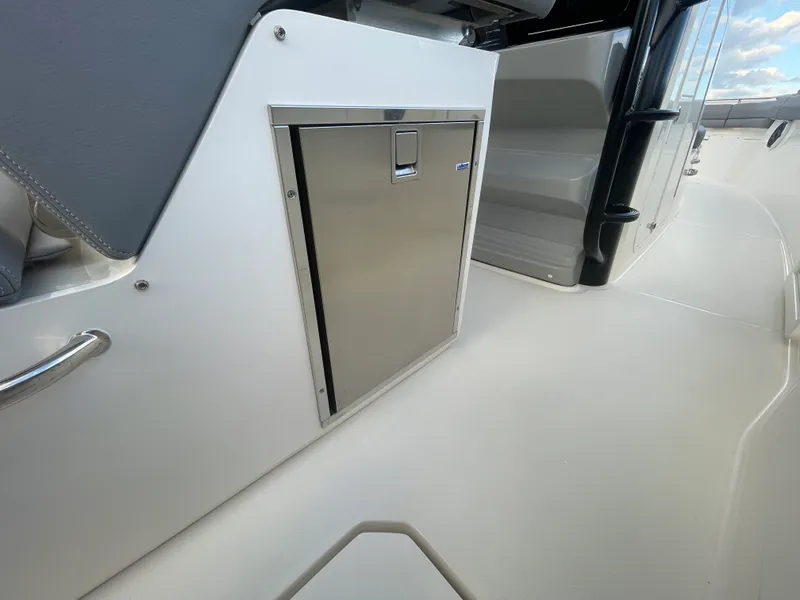 Slide: The Image of Boston Whaler 330 OUTRAGE 2025 - 15