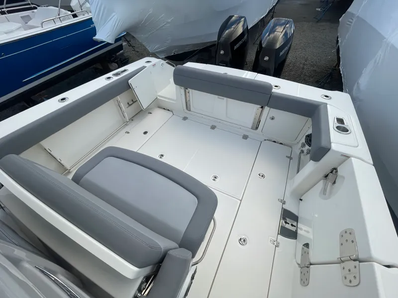 Slide: The Image of Boston Whaler 330 OUTRAGE 2025 - 16