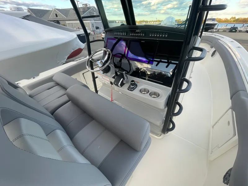 Slide: The Image of Boston Whaler 330 OUTRAGE 2025 - 17