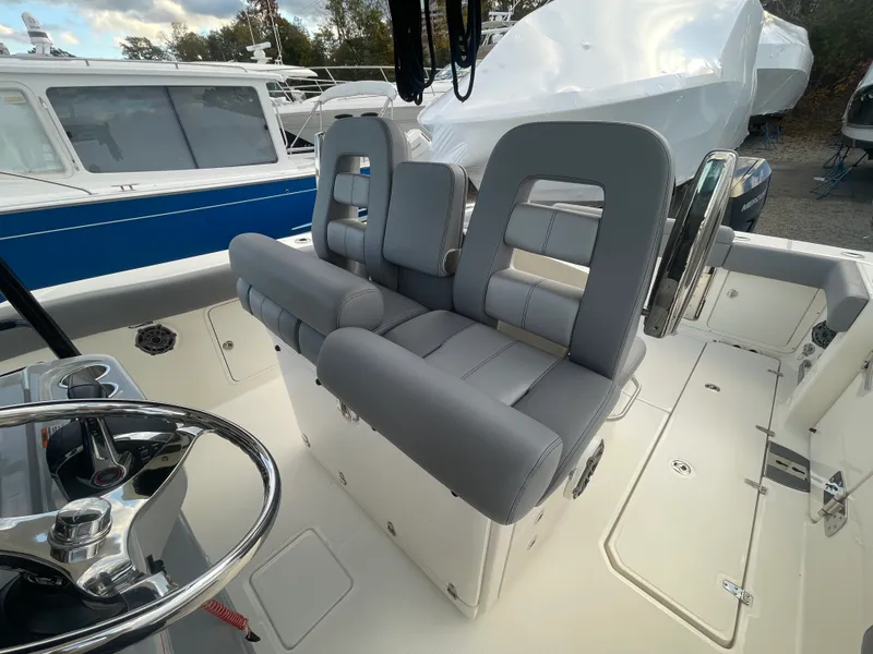 Slide: The Image of Boston Whaler 330 OUTRAGE 2025 - 18