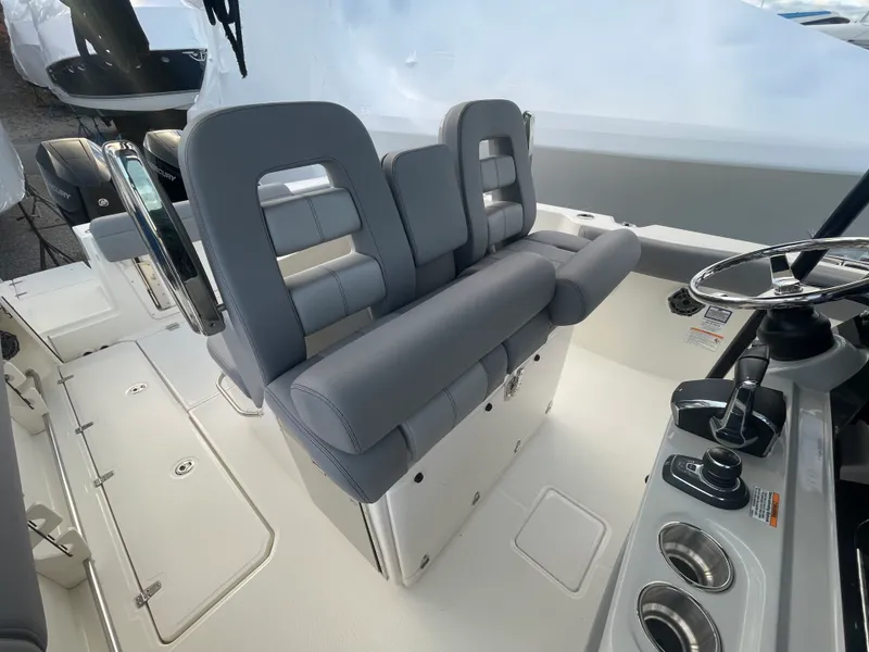 Slide: The Image of Boston Whaler 330 OUTRAGE 2025 - 19