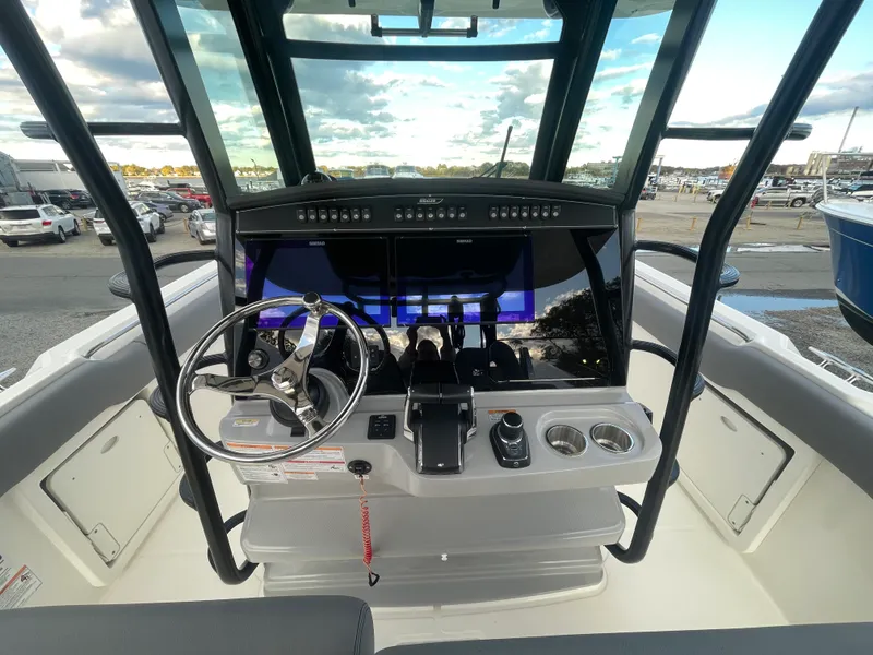 Slide: The Image of Boston Whaler 330 OUTRAGE 2025 - 21
