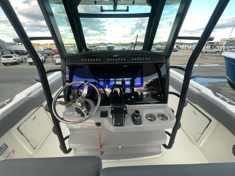 Slide: The Image of Boston Whaler 330 OUTRAGE 2025 - 22