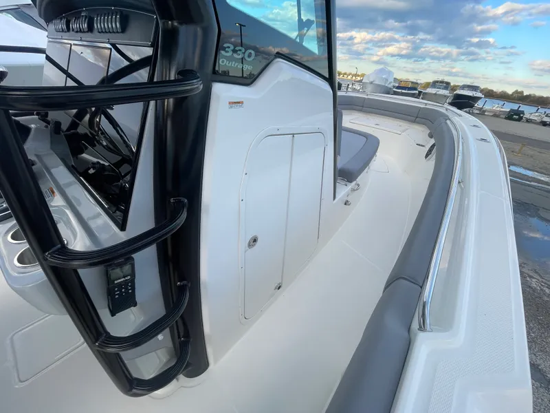 Slide: The Image of Boston Whaler 330 OUTRAGE 2025 - 24