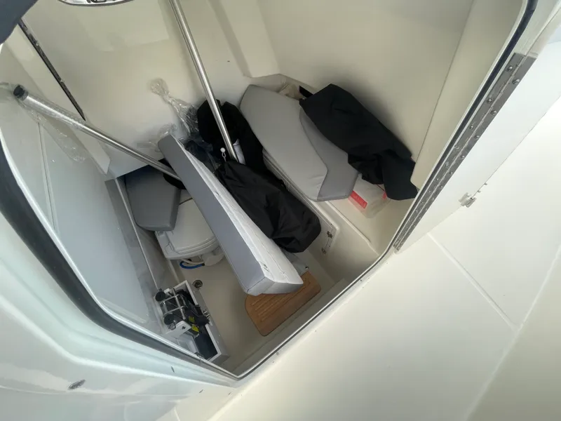 Slide: The Image of Boston Whaler 330 OUTRAGE 2025 - 25