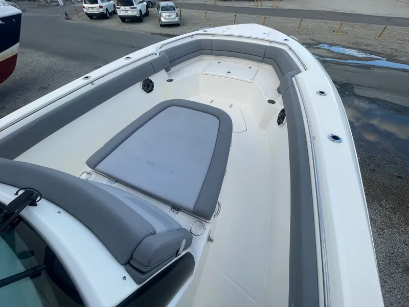 Slide: The Image of Boston Whaler 330 OUTRAGE 2025 - 26