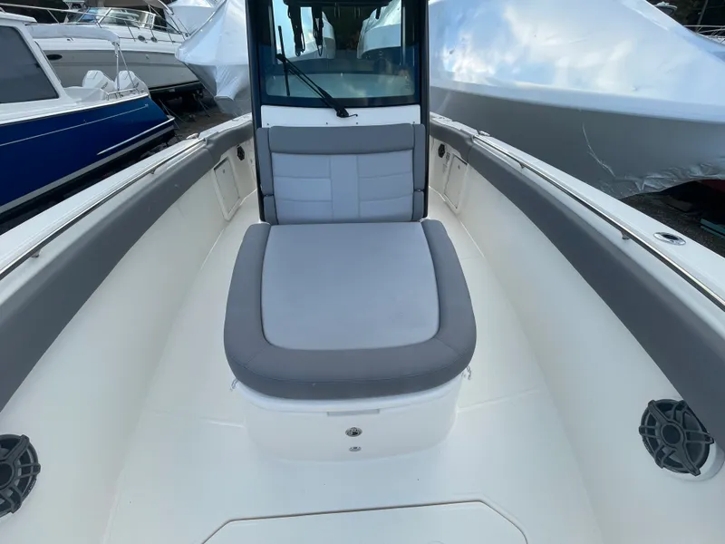Slide: The Image of Boston Whaler 330 OUTRAGE 2025 - 27