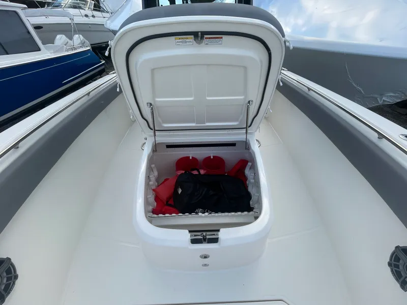 Slide: The Image of Boston Whaler 330 OUTRAGE 2025 - 28