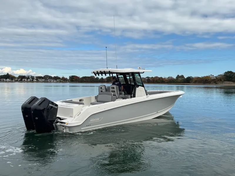 Slide: The Image of Boston Whaler 330 OUTRAGE 2025 - 3