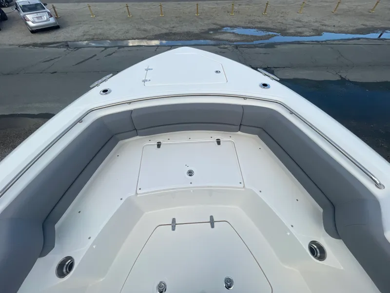 Slide: The Image of Boston Whaler 330 OUTRAGE 2025 - 31