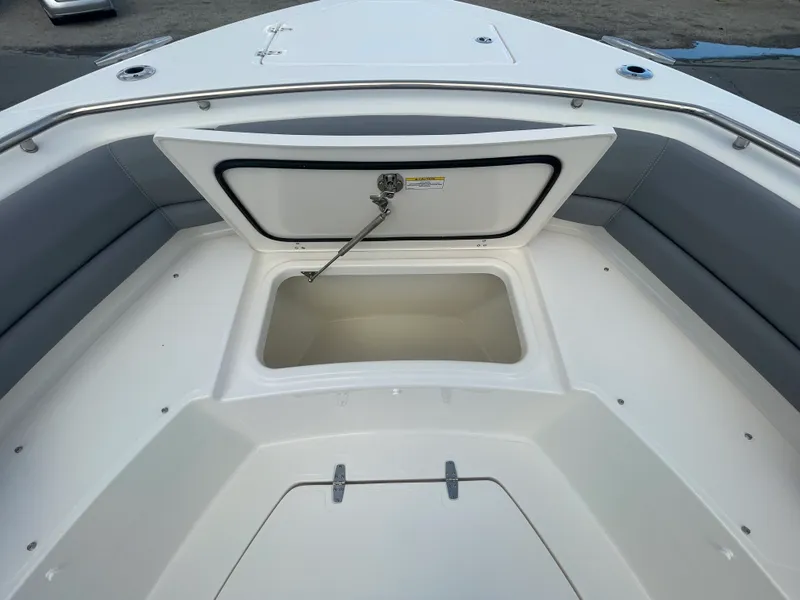 Slide: The Image of Boston Whaler 330 OUTRAGE 2025 - 32