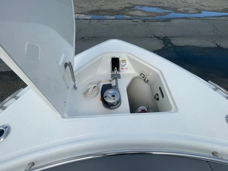 Slide: The Image of Boston Whaler 330 OUTRAGE 2025 - 34