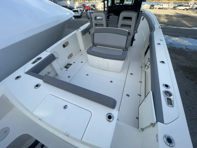 Slide: The Image of Boston Whaler 330 OUTRAGE 2025 - 5