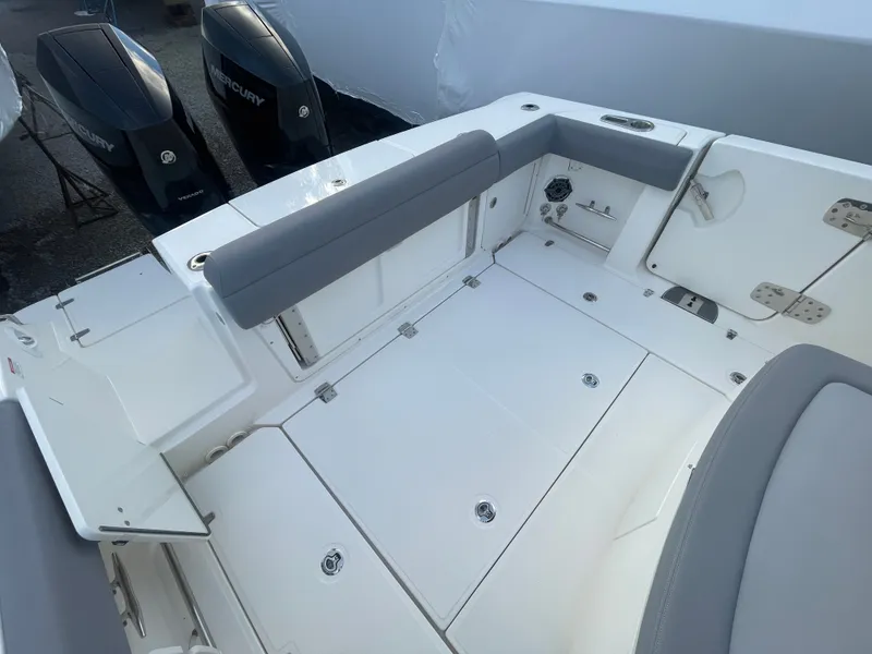 Slide: The Image of Boston Whaler 330 OUTRAGE 2025 - 9