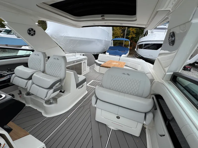 Slide: The Image of Sea Ray 400 SLX 2023 - 10