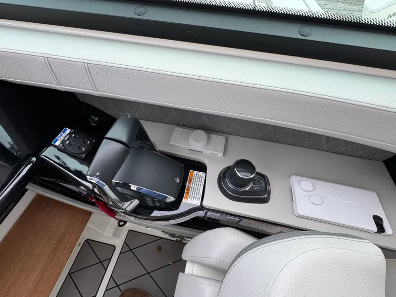 Slide: The Image of Sea Ray 400 SLX 2023 - 13