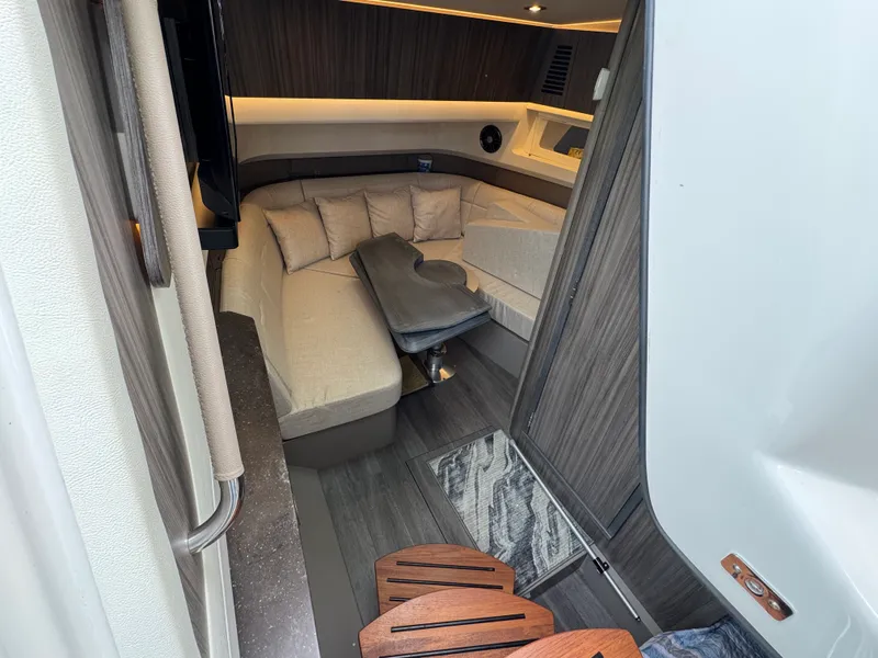 Slide: The Image of Sea Ray 400 SLX 2023 - 16