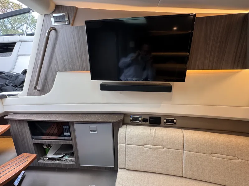 Slide: The Image of Sea Ray 400 SLX 2023 - 18