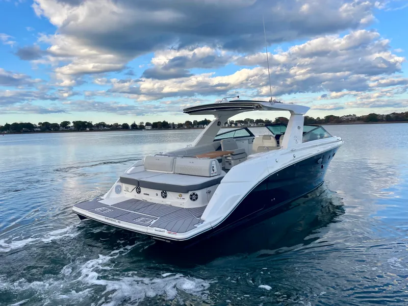 Slide: The Image of Sea Ray 400 SLX 2023 - 2