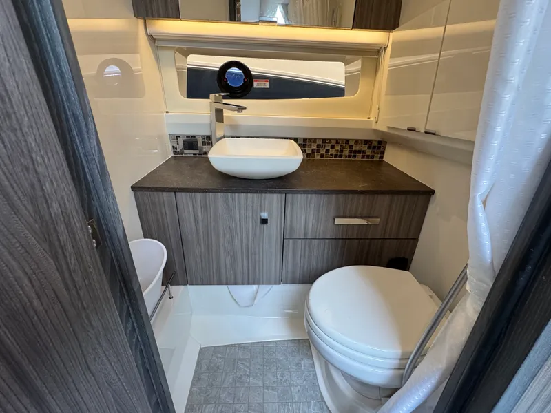 Slide: The Image of Sea Ray 400 SLX 2023 - 22