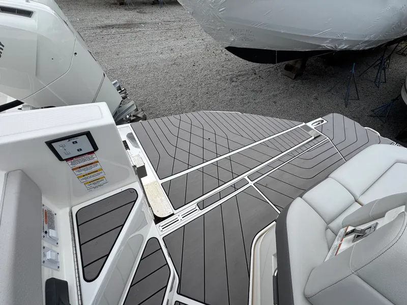 Slide: The Image of Sea Ray 400 SLX 2023 - 6