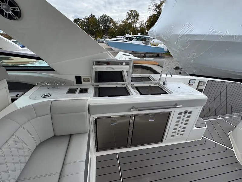 Slide: The Image of Sea Ray 400 SLX 2023 - 8