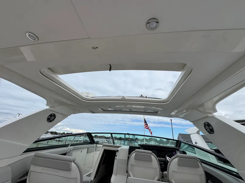 Slide: The Image of Sea Ray 400 SLX 2023 - 9