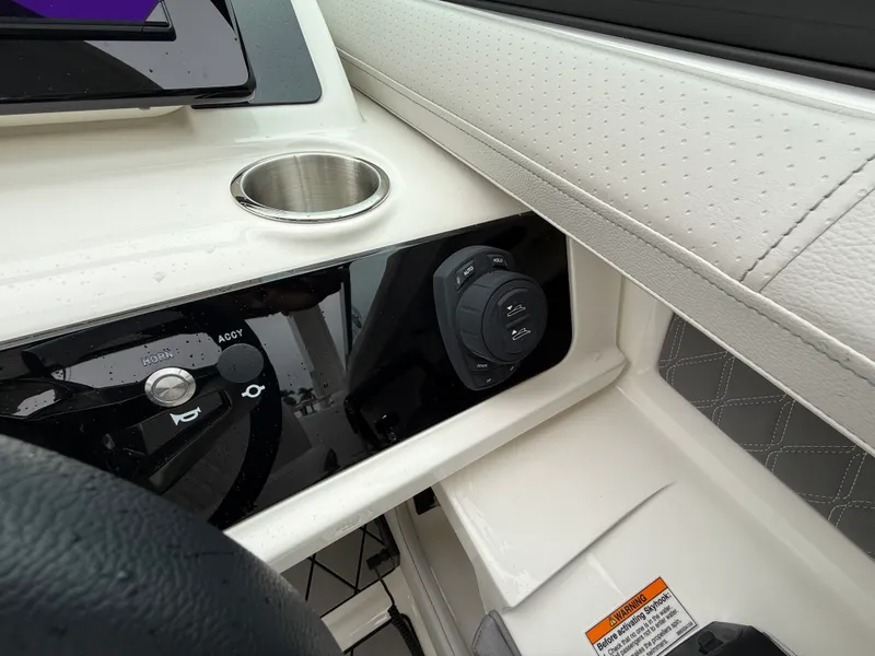 Slide: The Image of Sea Ray SLX 310 Outboard 2026 - 20