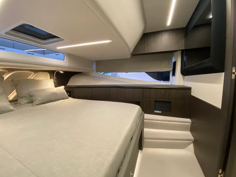 Slide: The Image of Galeon 435 GTO 2024 - 52