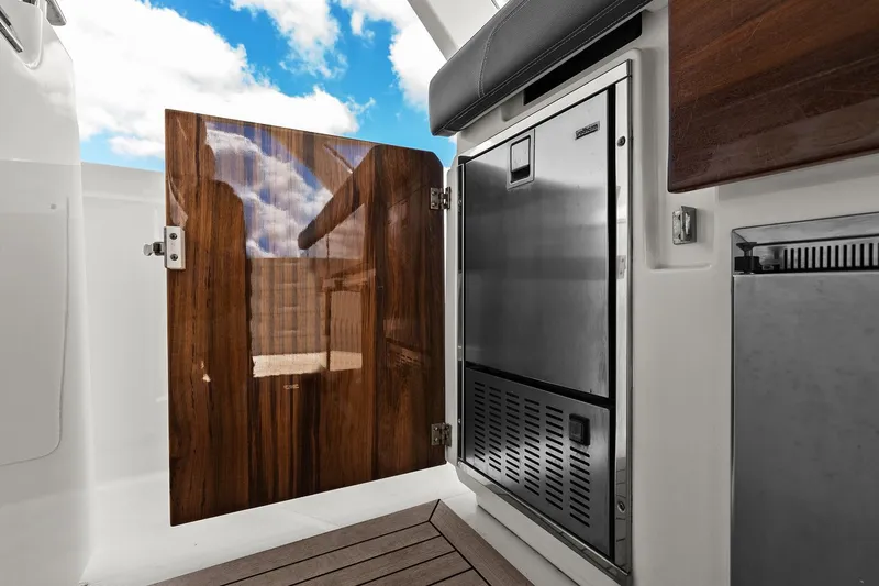 Slide: The Image of Tiara 43 LS 2021 - 34