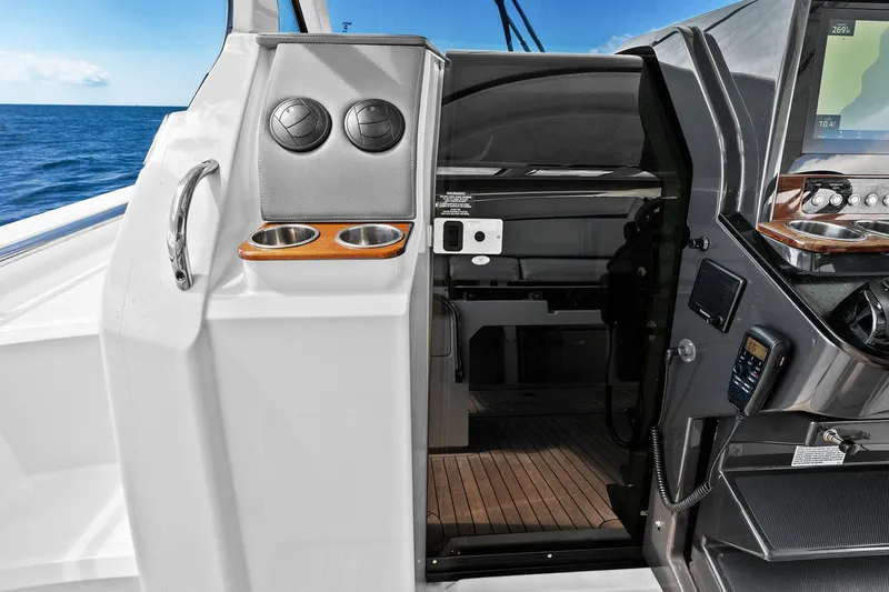 Slide: The Image of Tiara 43 LS 2021 - 41