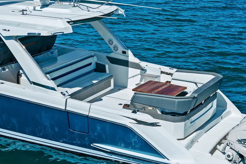 Slide: The Image of Tiara 43 LS 2021 - 6