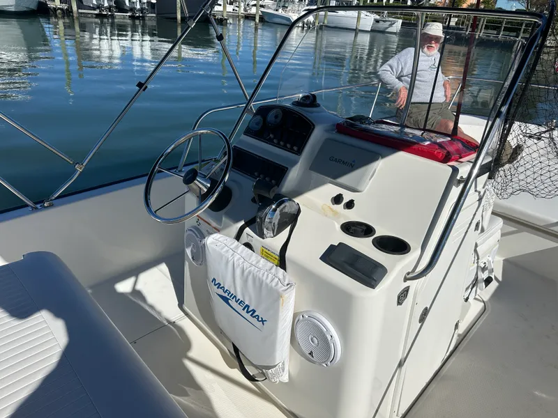 Slide: The Image of Boston Whaler 210 MONTAUK 2018 - 6