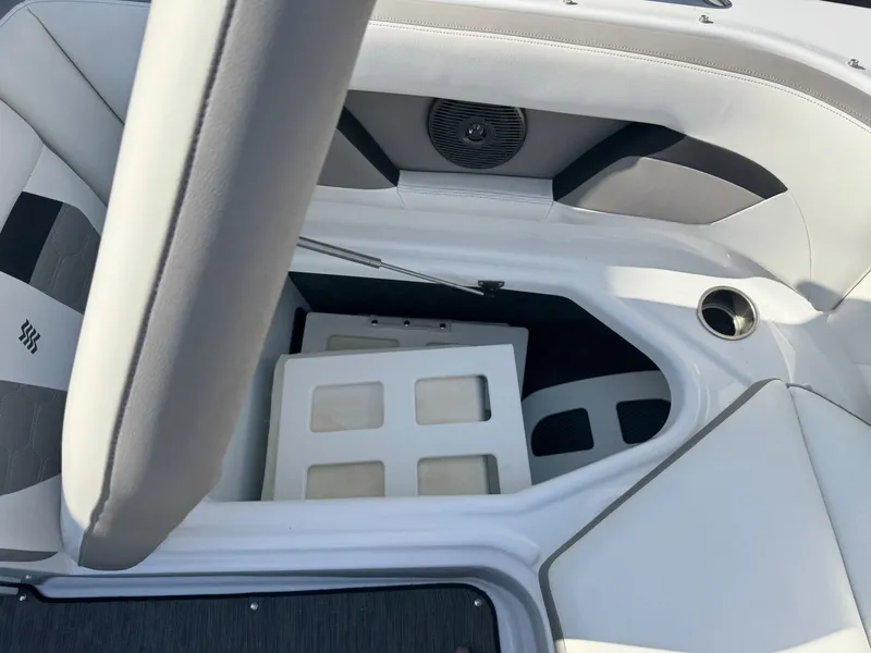 Slide: The Image of Four Winns 220 HD 2020 - 32