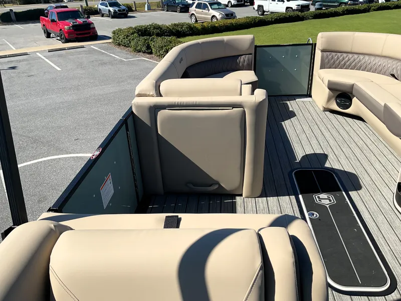 Slide: The Image of Harris Cruiser 230 2026 - 19