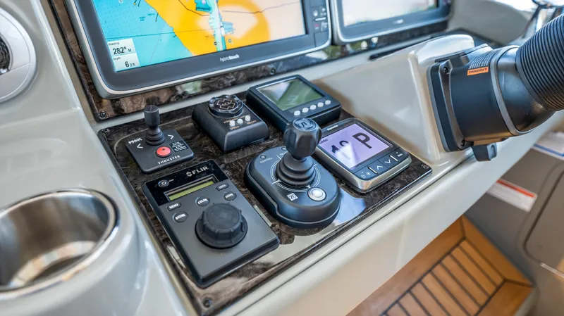 Slide: The Image of Sea Ray 610 SUNDANCER 2013 - 66