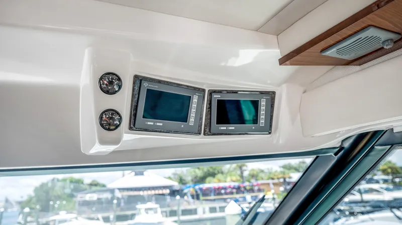 Slide: The Image of Sea Ray 610 SUNDANCER 2013 - 74