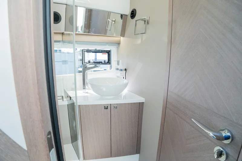 Slide: The Image of Galeon 400 FLY 2025 - 29