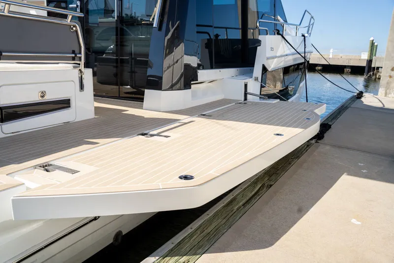 Slide: The Image of Galeon 400 FLY 2025 - 9
