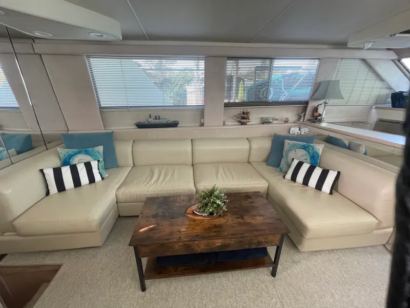 Slide: The Image of Hatteras 52 CMY 1990 - 12