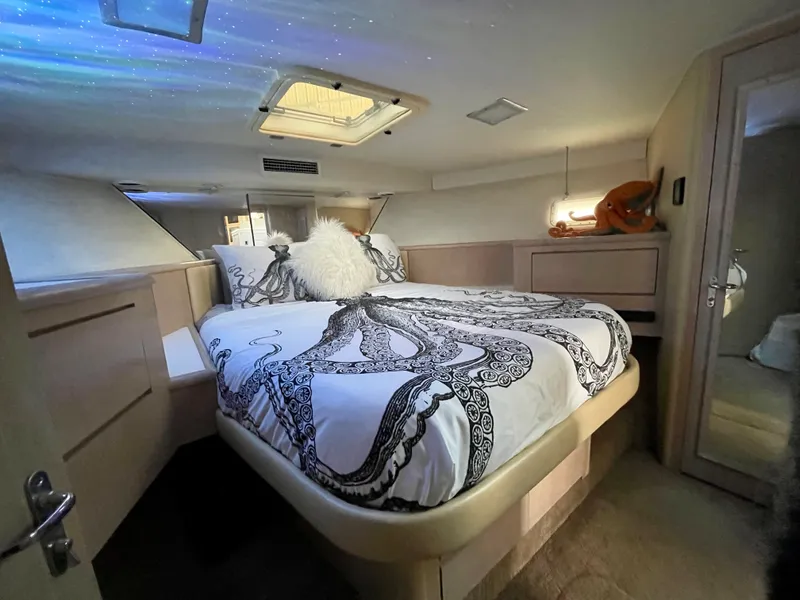 Slide: The Image of Hatteras 52 CMY 1990 - 15