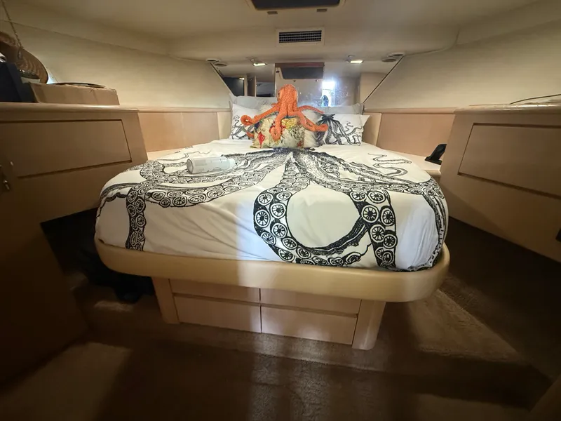 Slide: The Image of Hatteras 52 CMY 1990 - 16