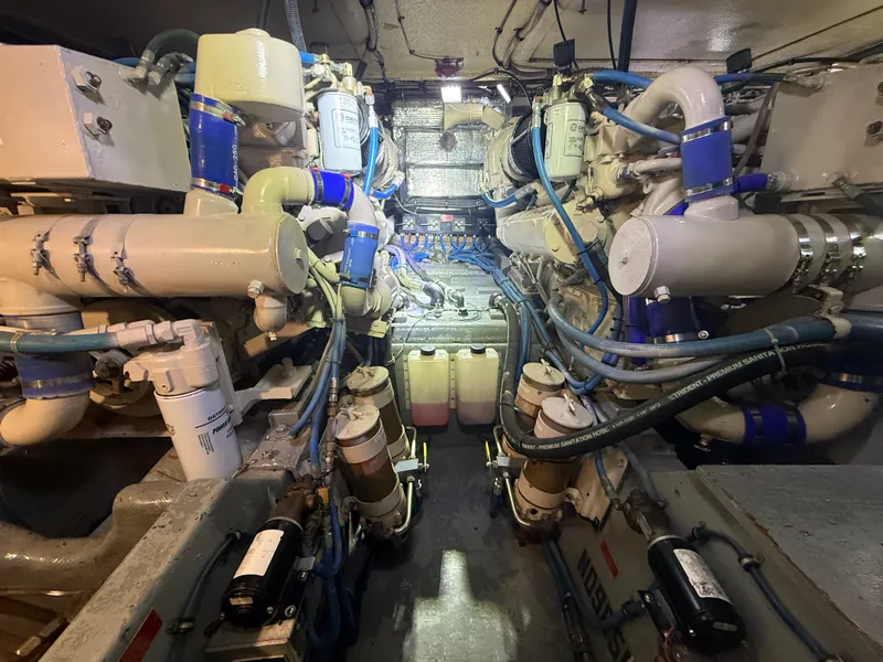 Slide: The Image of Hatteras 52 CMY 1990 - 17