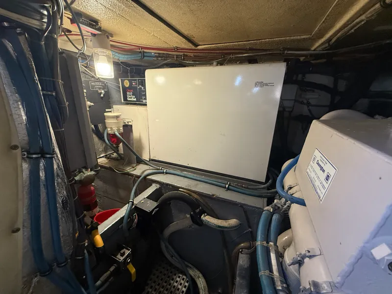 Slide: The Image of Hatteras 52 CMY 1990 - 18