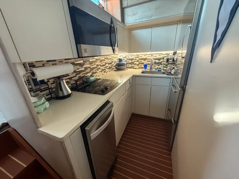 Slide: The Image of Hatteras 52 CMY 1990 - 22