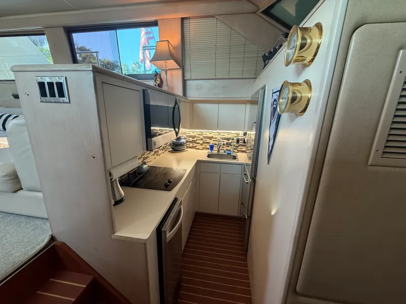 Slide: The Image of Hatteras 52 CMY 1990 - 23